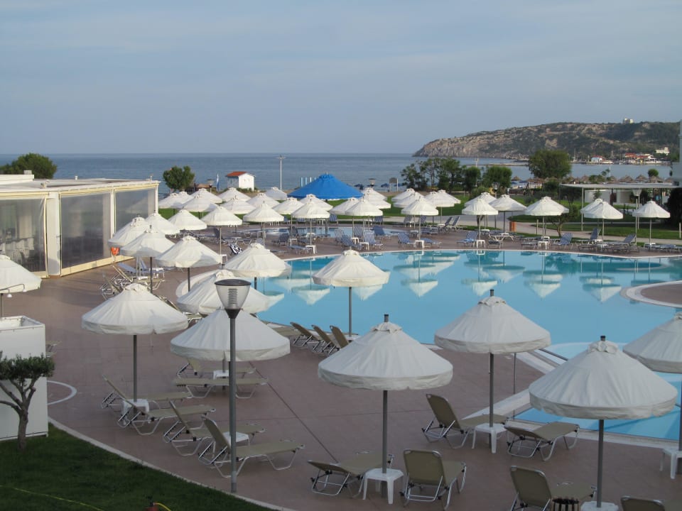 Ausreichend Sonnenliegen und -schirme vorhanden Apollo Blue