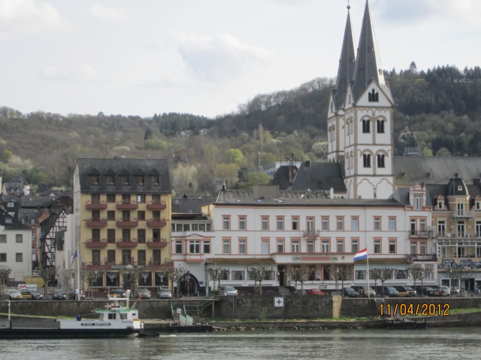 Hotelansicht vom gegenüberliegenden Rheinufer Rheinhotel Lilie