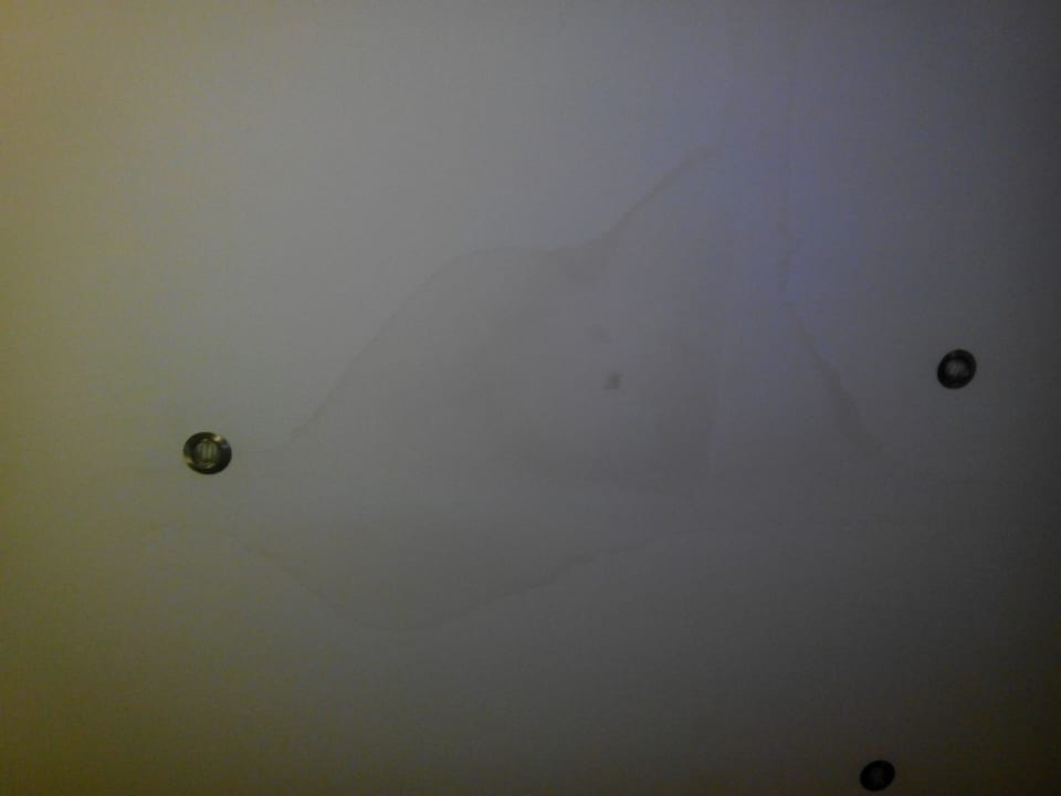 Wasserfleck an der Decke Hotel Unique Dortmund Hauptbahnhof