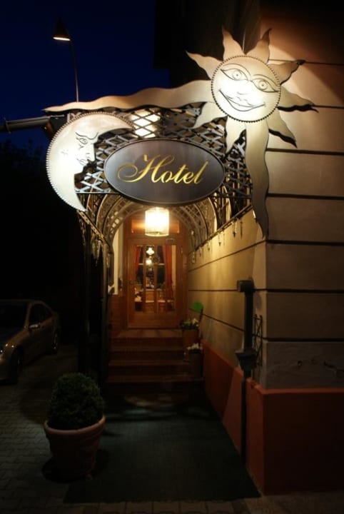 Eingang bei Nacht Anno 1900 Hotel Babelsberg