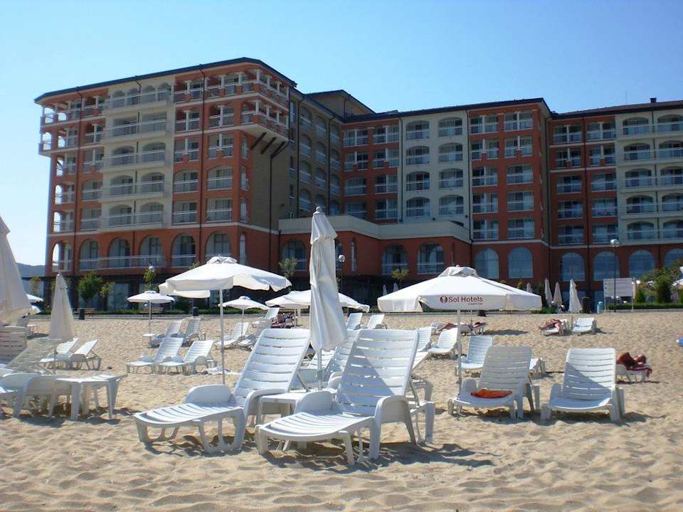 Liegen und Schirme Sol Luna Bay