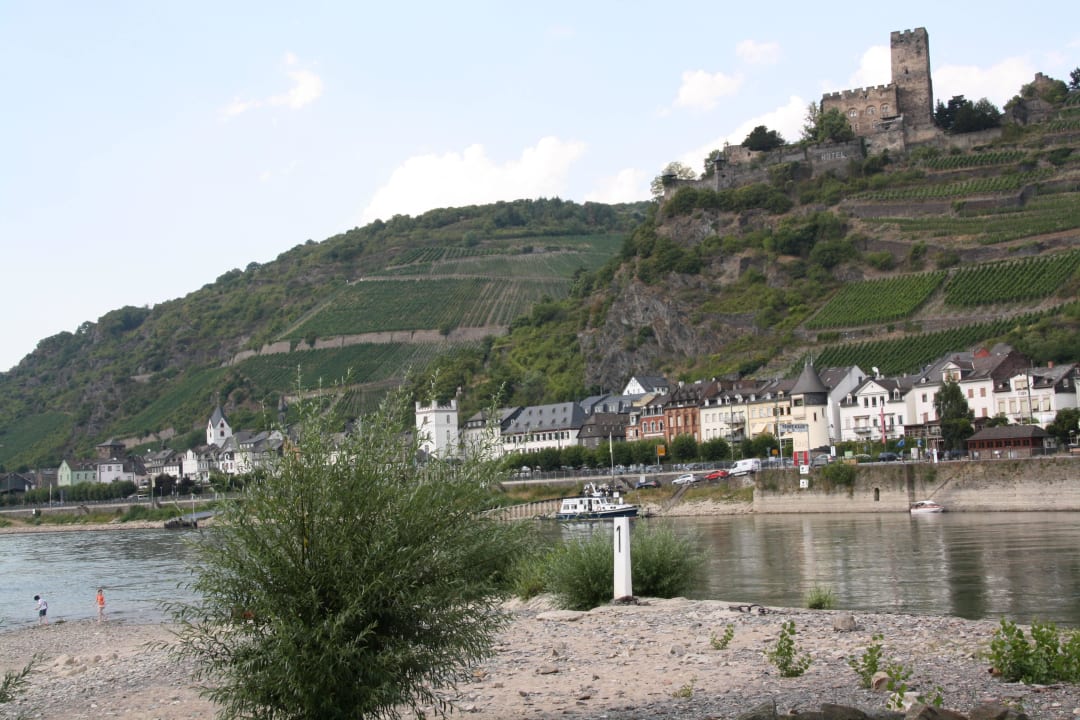 Idyllisch gelegen unten der Rhein oben Burg  Rheinsteig-Jugendherberge Kaub