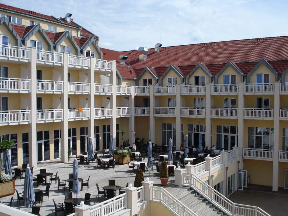 Blick vom Balkon auf die Terrasse Precise Resort Hafendorf Rheinsberg