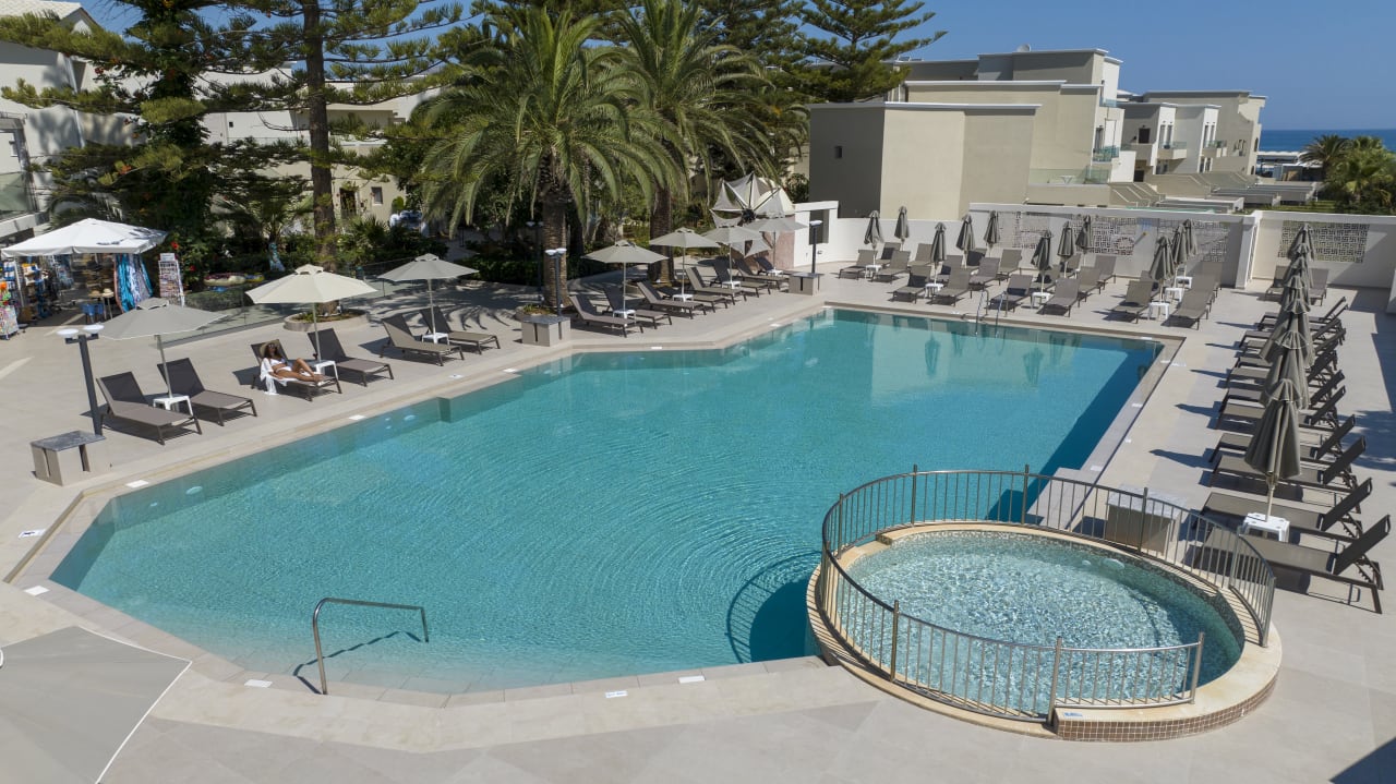 Pool Vantaris Luxury Beach Resort