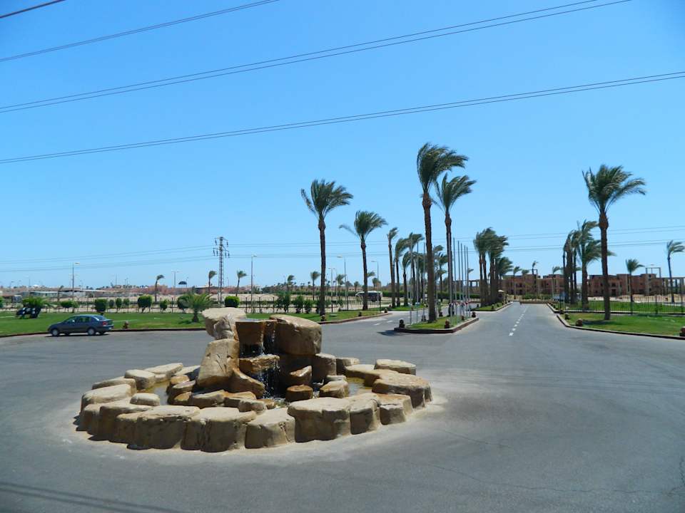 Przed hotelem Pickalbatros Alf Leila Wa Leila Resort - Neverland Hurghada