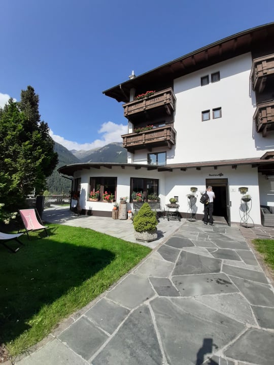 Außenansicht Hotel Johanna mitten im Ötztal