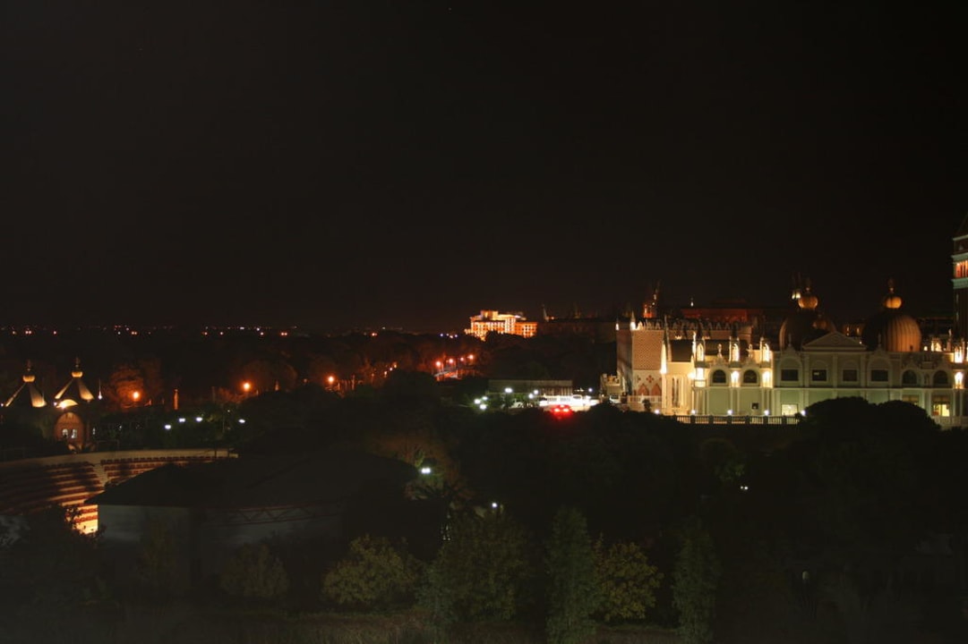 Blick vom Balkon bei Nacht IC Hotels Green Palace