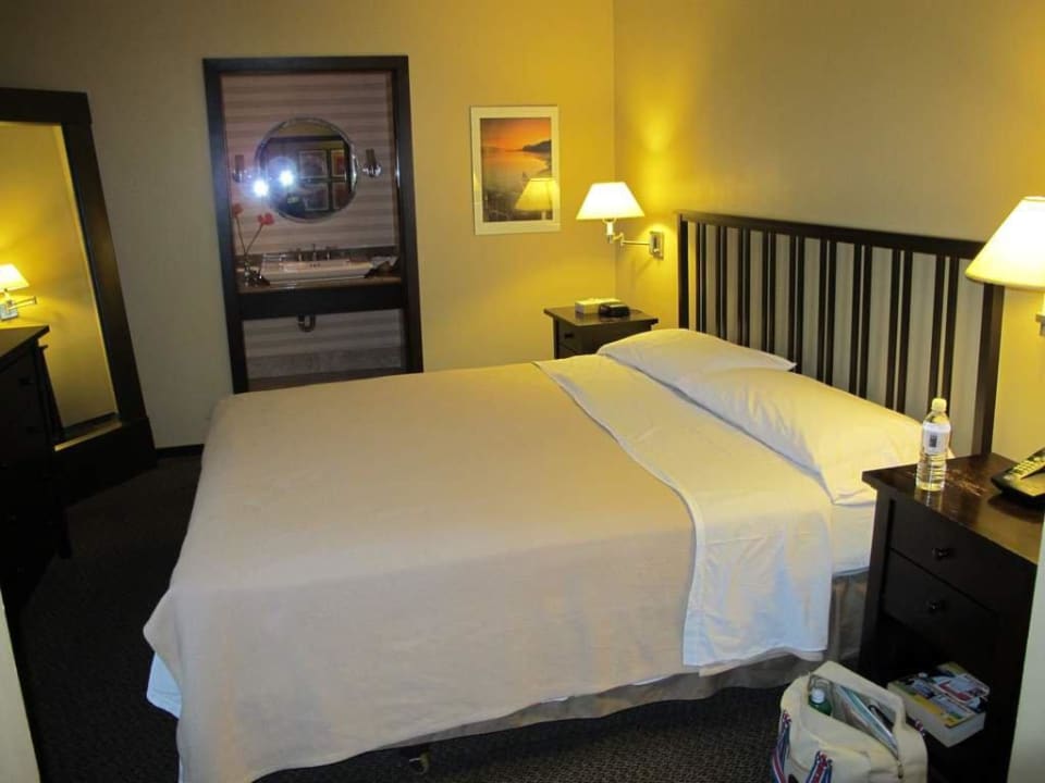 Bett mit Blick ins Bad Motel Coral Sands