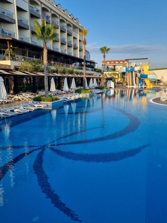 Pool Mary Hotel Side