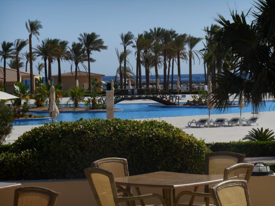 Blick von der Restaurantterrasse zum Pool und Meer Cleopatra Luxury Resort Makadi Bay