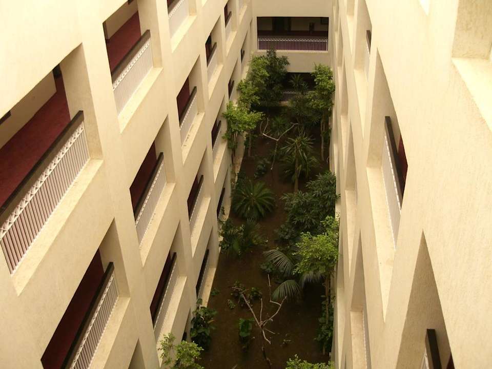 Grünlandschaft mitten im Hotel Hotel Rosa Beach