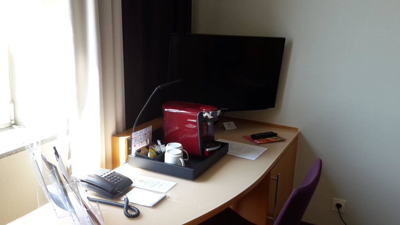 Schreibtisch mit Kaffeemachine Mercure Hotel Bochum City