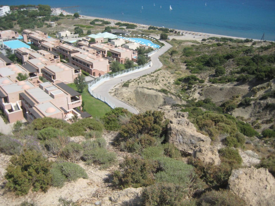 Blick von nahem Hügel auf Hotelanlage Atlantica Belvedere Resort