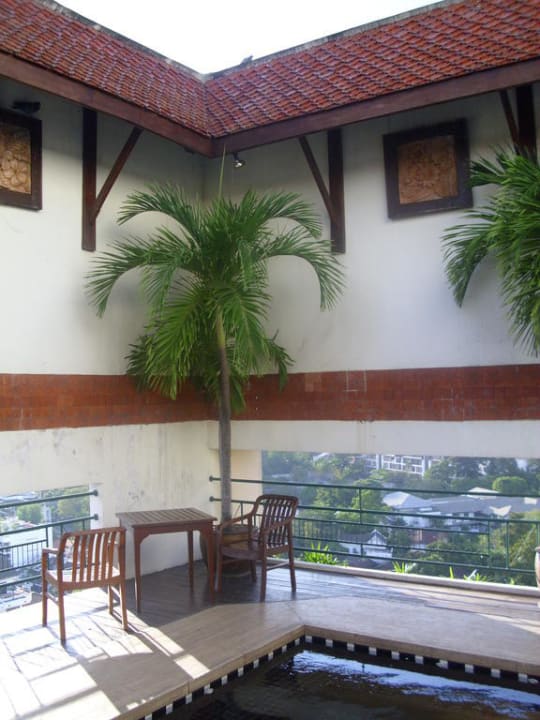 Pool und Sitzecke Pinnacle Lumpinee Park Hotel