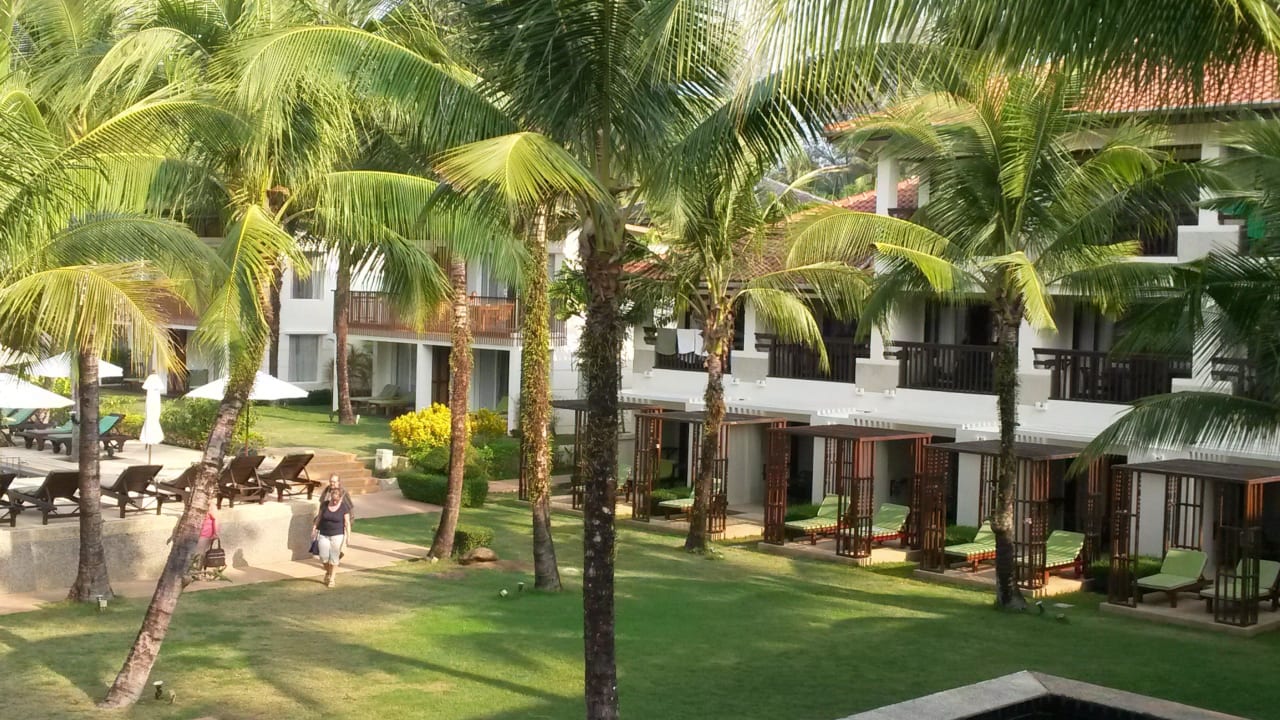 Ausblick auf die Zimmer von der Rezeption aus The Briza Beach Resort Khaolak