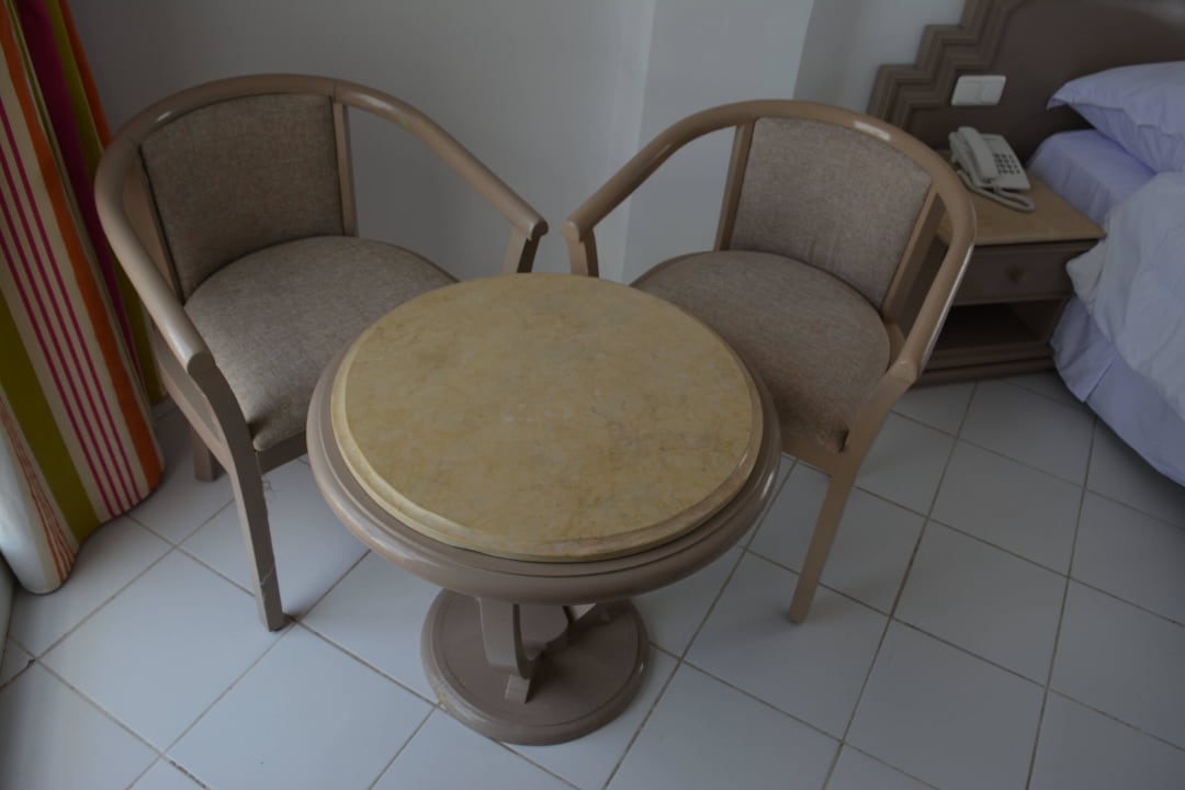 Sitzecke im Zimmer. Alte Möbel nur neu lackiert. One Resort Aqua Park & Spa