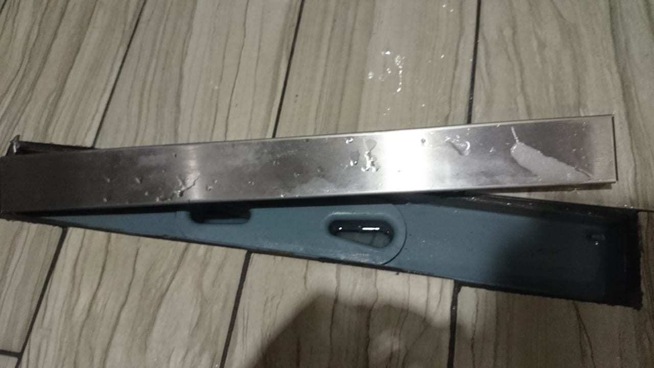 Verletzungsgefahr in der Dusche Port Nature Luxury Resort & Spa