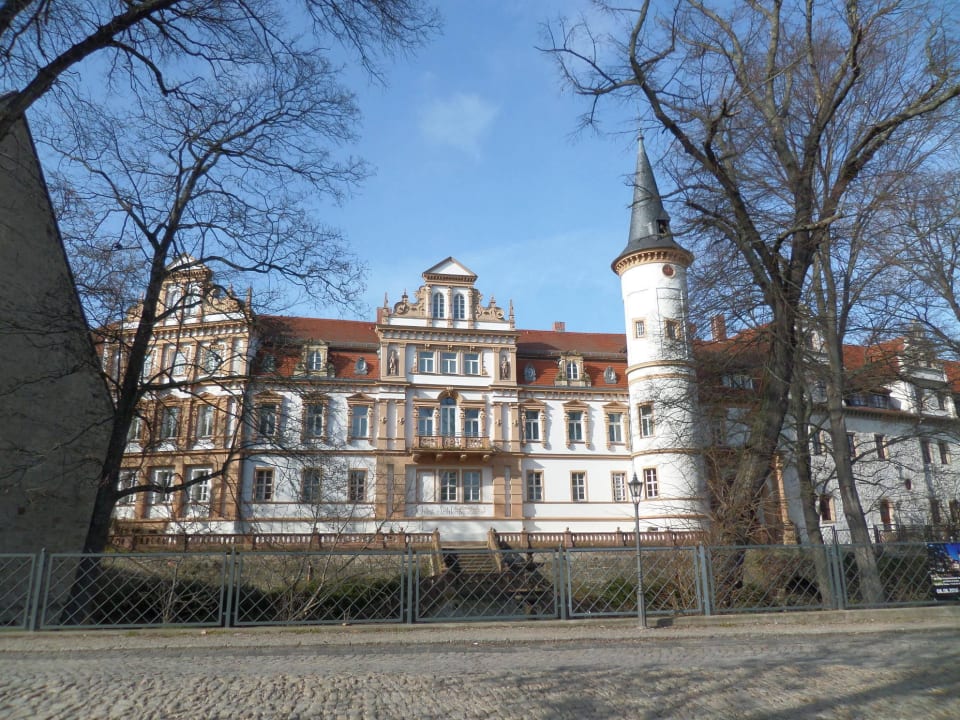 Blick vom Parkplatz Schloßhotel Schkopau