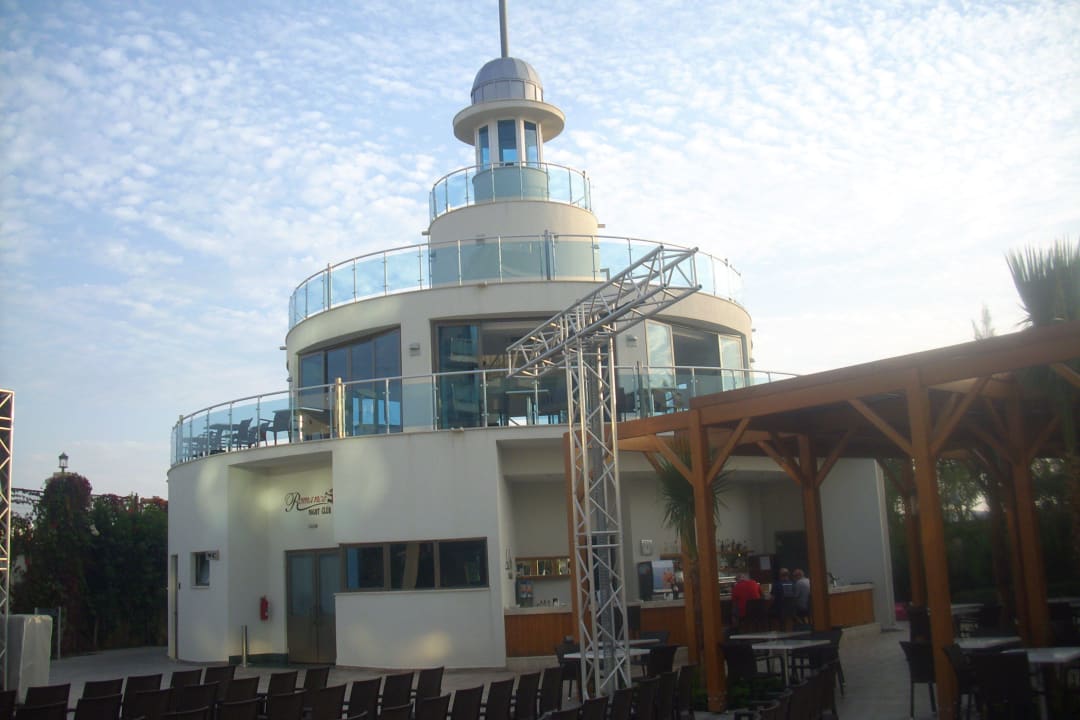 Poolbar mit Aussichtsturm und Discoraum Commodore Elite Suites & Spa - Adults only