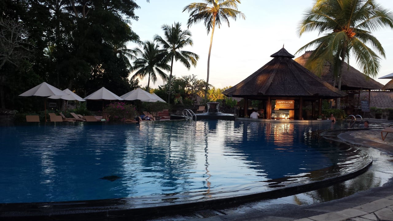Pool am Abend Kamandalu Ubud