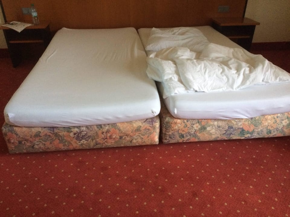 Durchgelegenes Bett aus älteren Jahren Hotel Amadeus ROYAL Berlin