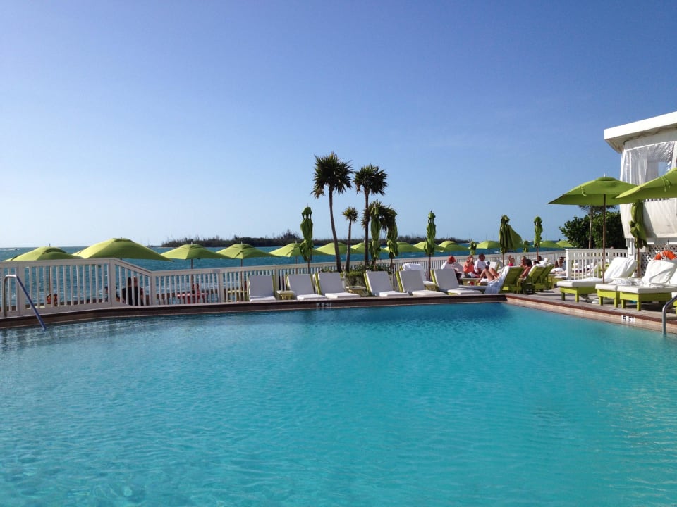Blick über Hotelpool nach Westen Hotel Ocean Key Resort & Spa