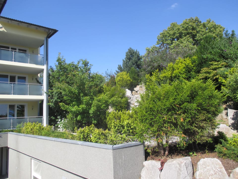 Blick von der Straße auf das Hotel Vital- und Wellnesshotel Albblick