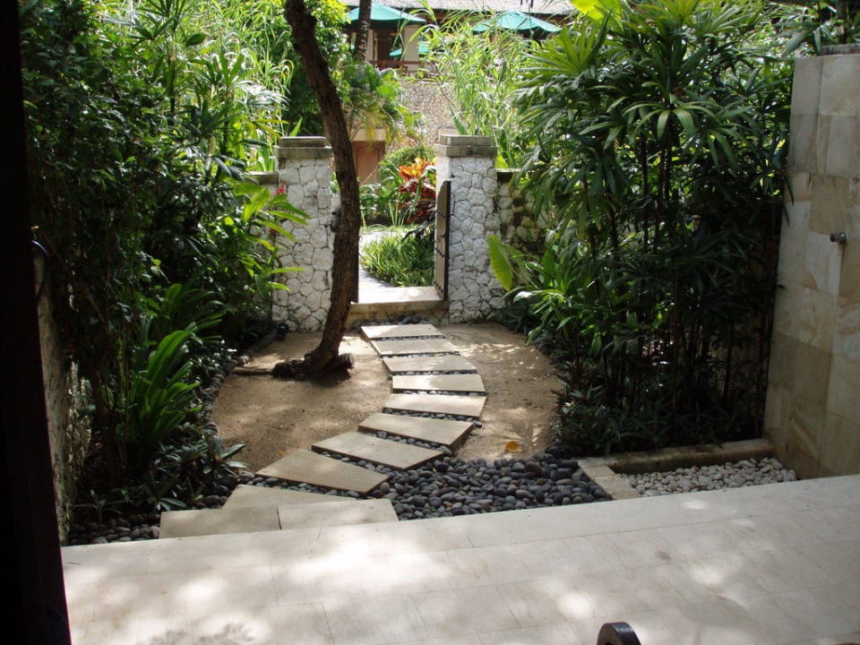 Der kleine Garten des Tropical Terrace Zimmers Novotel Bali Benoa Hotel