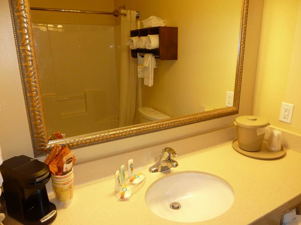 Bad Quality Inn & Suites Montclair