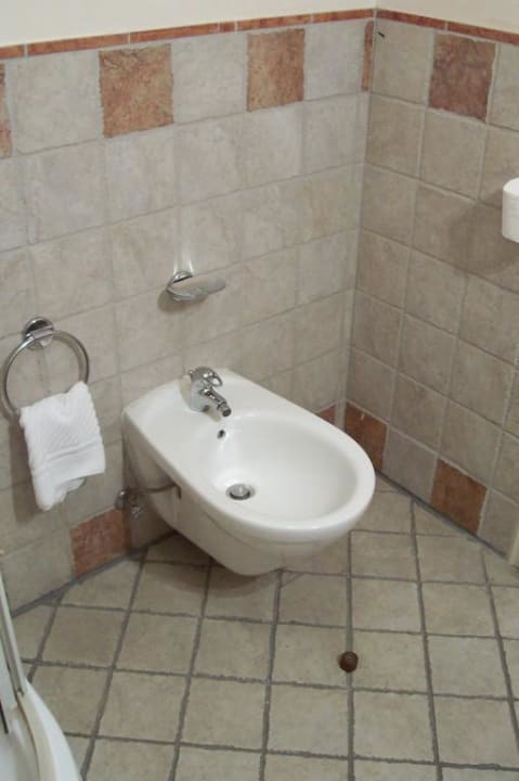 Badezimmer mit Bidet Hotel Tivoli