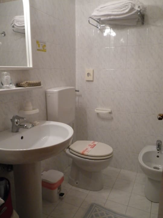 Kleines ordentliches Badezimmer Hotel Marzia