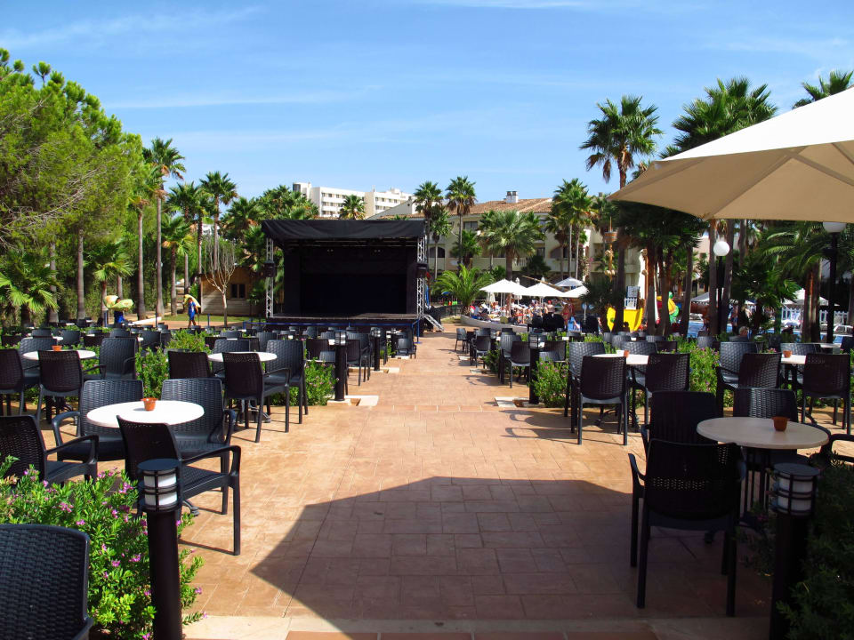 Sitzplätze an der Bar in Richtung Bühne Hipotels Mediterraneo Club