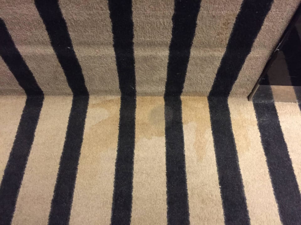 Flur vor der Zimmertür verdreckt Hotel JW Marriott Cannes