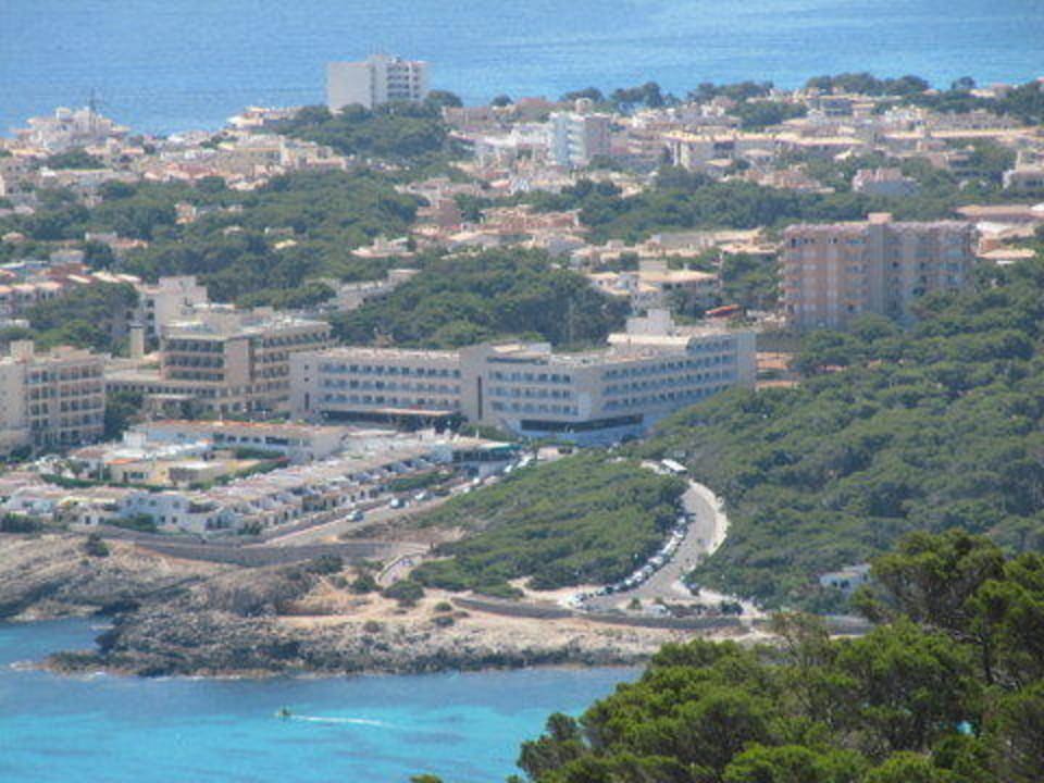Blick auf das Hotel vom alten Leuchtturm Hotel & Spa S'Entrador Playa