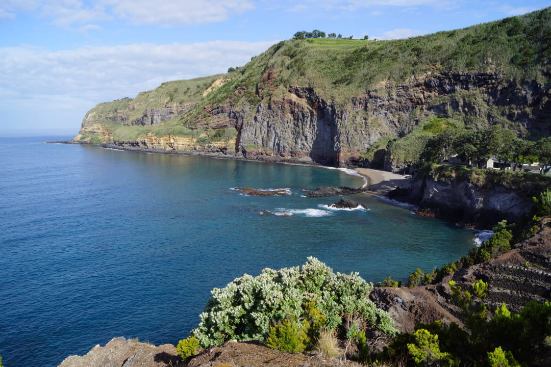 Strand neben Hotel Caloura Hotel Resort