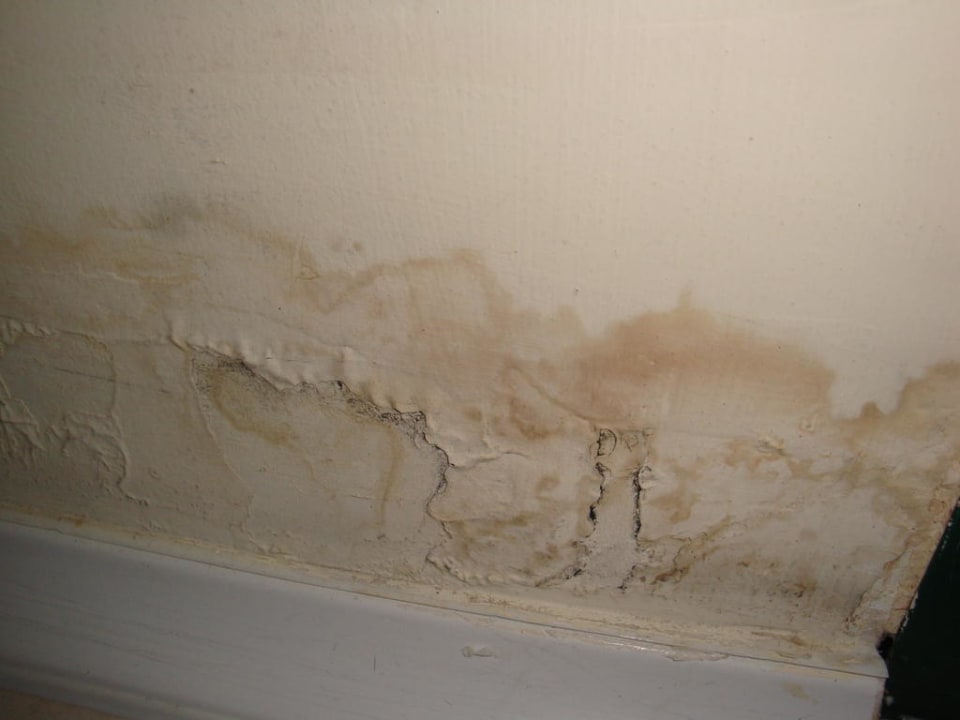 Die Wand neben dem Bett Aska Hotel Just in Beach