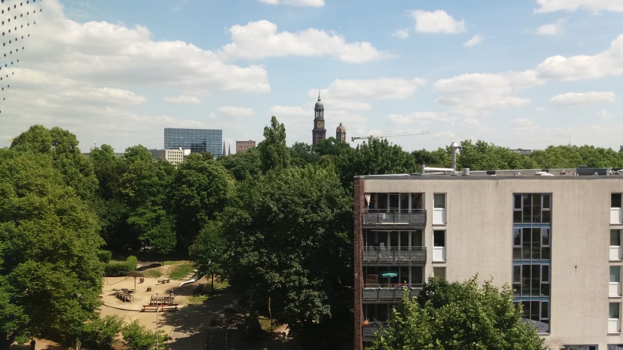 Ein Blick aus dem Fenster im 5. OG ARCOTEL Onyx Hamburg