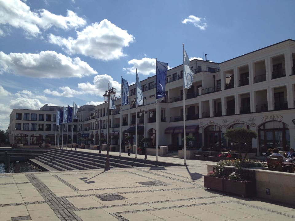 Haupthaus mit Blick zur Meerseite Hotel Yachthafenresidenz Hohe Düne