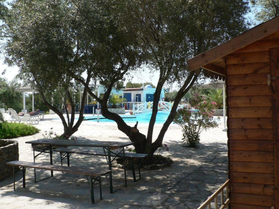 Blick vom Spielplatz zum Pool Likithos Village