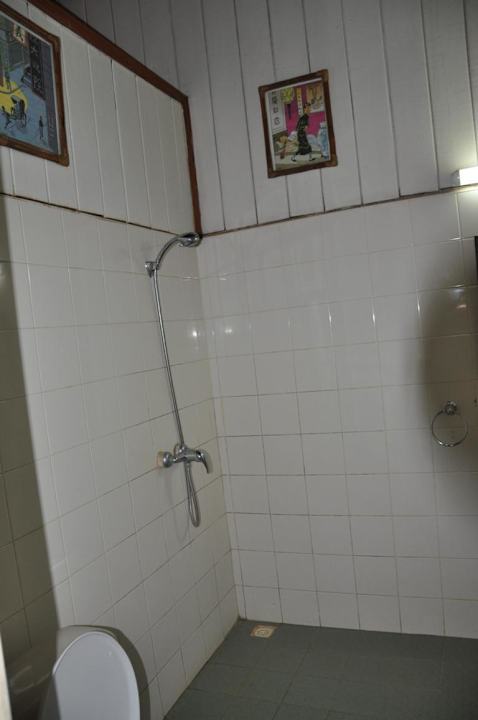 Auch viele Bilder im Bad Hotel Terres Rouges Lodge