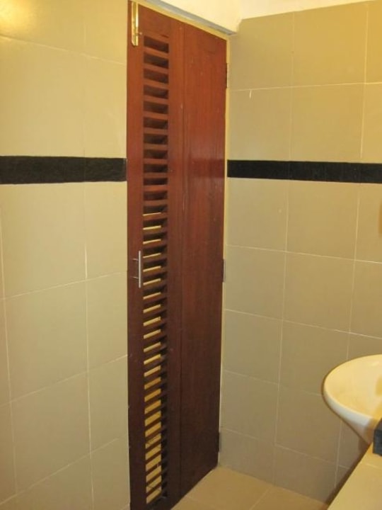 Badtür zum Zimmer Mermaid Hotel & Club