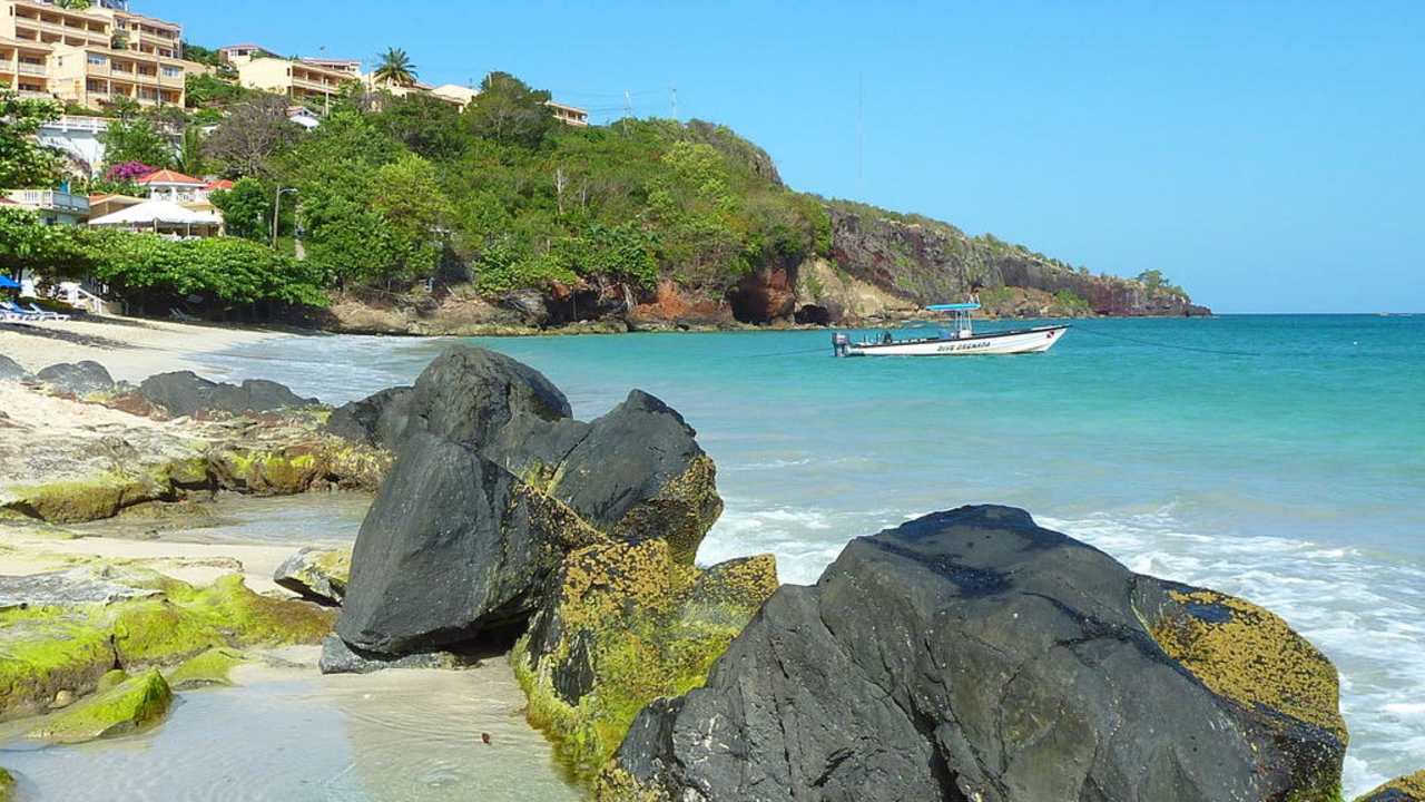 Hotel vom Strand aus gesehen Hotel The Flamboyant