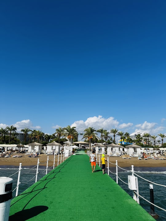 Strand Hotel Miracle Resort