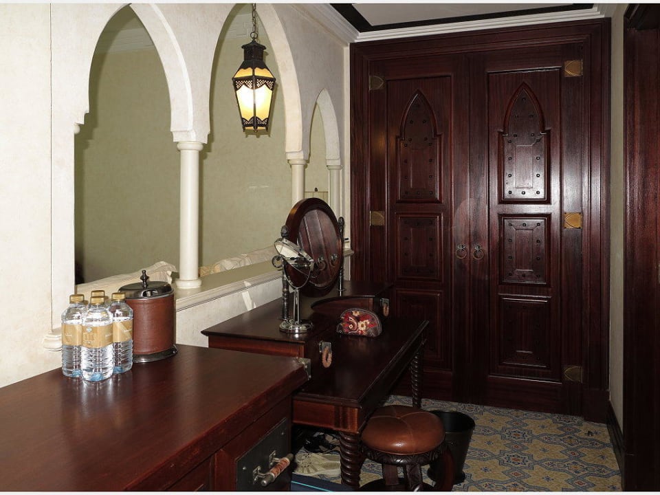 Kleiderschrank und Kosmetikplatz Jumeirah Mina Al Salam