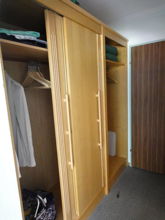 Der Schrank ohne ausreichend Ablagefächer Hotel Achentalerhof