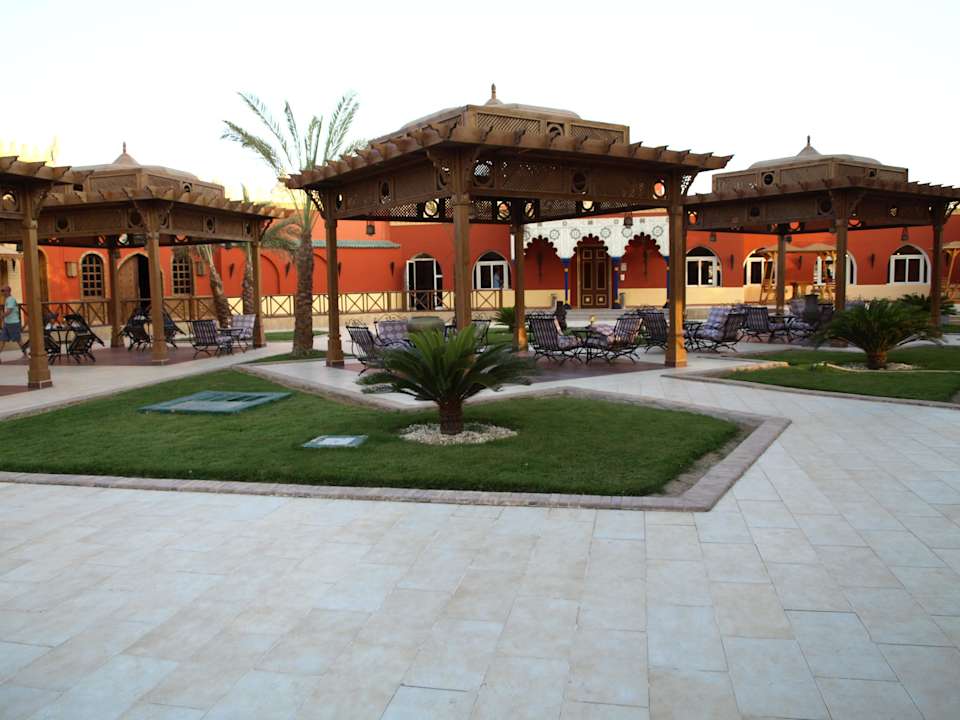 Dziedziniec i restauracje Pickalbatros Alf Leila Wa Leila Resort - Neverland Hurghada
