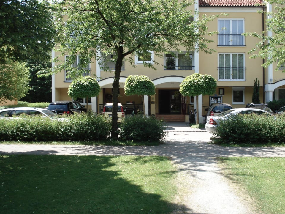 Blick vom Park zum Hotel Aparthotel Christine