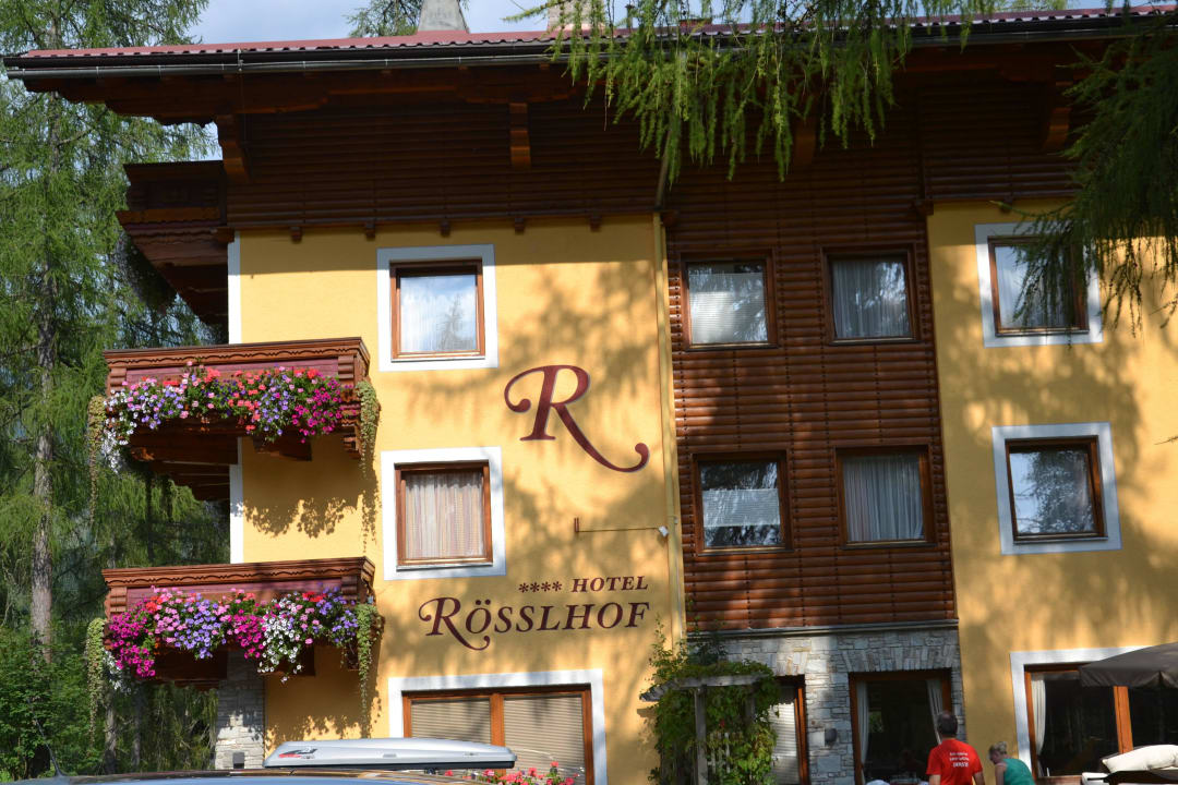 Rösslhof vom Parkplatz aus Hotel Rösslhof