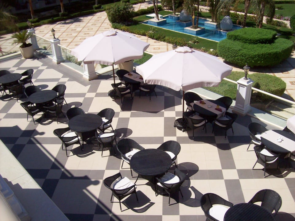 Blick auf die Terrasse des Hauptrestaurants Premier Le Reve Hotel & Spa