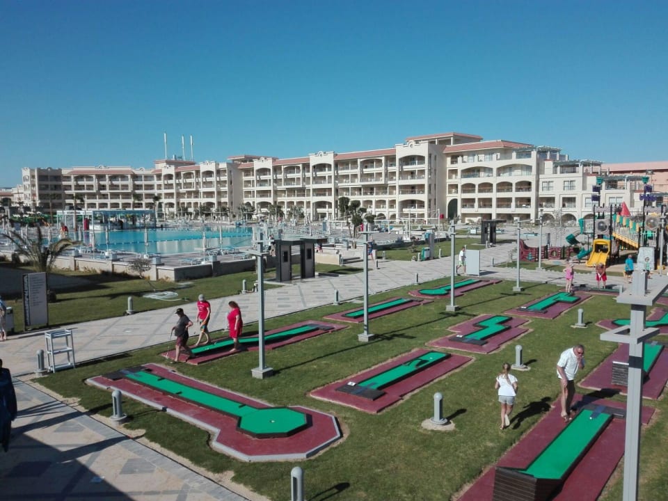 Toller Ausblick auf den Minigolfplatz und Pool Pickalbatros White Beach Resort - Hurghada